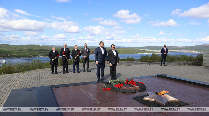 Головченко возложил цветы к мемориалу "Защитникам Советского Заполярья в годы ВОВ"