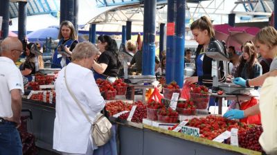 Свежую белорусскую клубнику продают на городских рынках