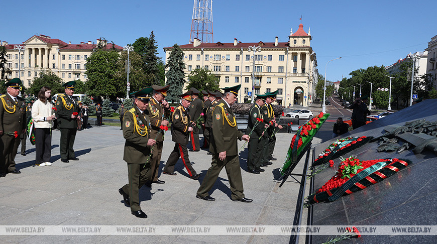Пограничники возложили цветы к монументу Победы в Минске