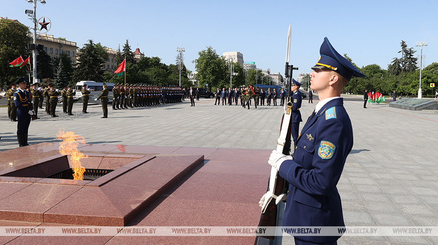 Руководители спецслужб стран СНГ возложили цветы к монументу Победы