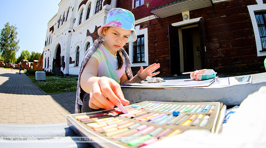Акция "Рисуют дети" собрала более 100 юных художников в Брестской крепости