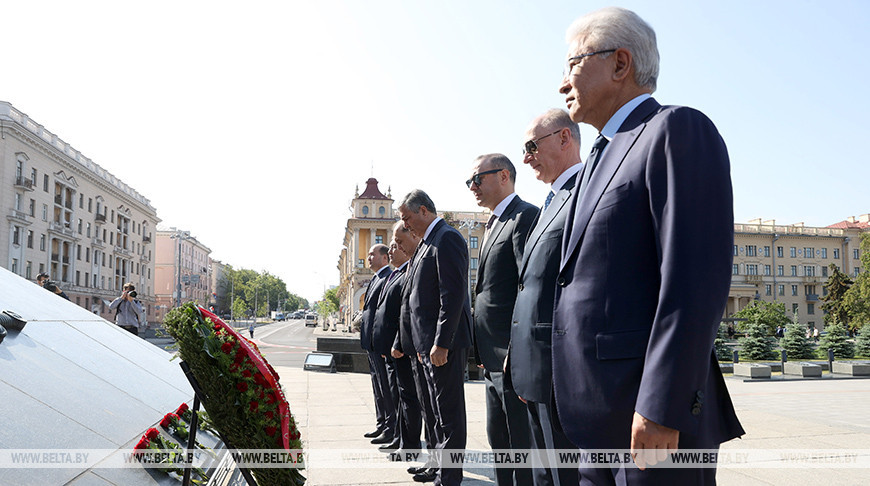 Руководители советов безопасности стран ОДКБ возложили цветы к монументу Победы