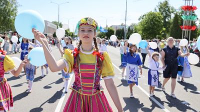 Торжественное шествие в Новополоцке по случаю 65-летия города
