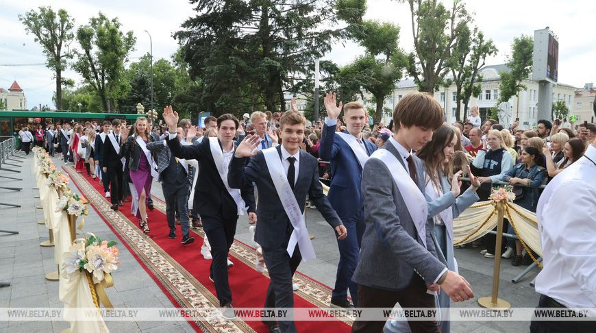 Общегородской праздник собрал в Могилеве более 1,7 тыс. выпускников