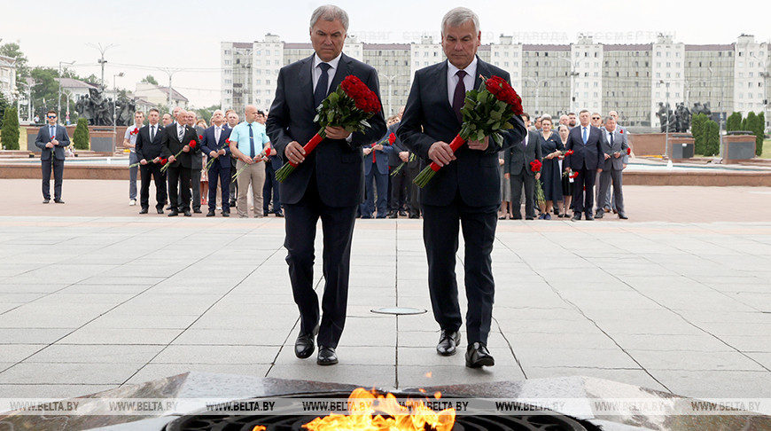Парламентарии возложили цветы к Вечному огню в Витебске