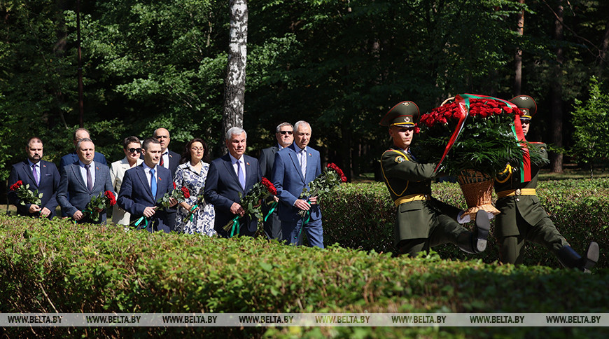 Андрейченко возложил цветы к скульптуре "Скорбящая мать"на братской могиле в парке Челюскинцев в Минске