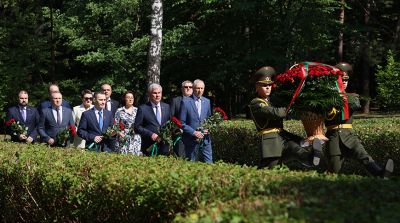 Андрейченко возложил цветы к скульптуре "Скорбящая мать"на братской могиле в парке Челюскинцев в Минске