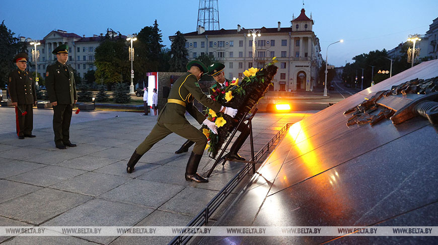 В Минске цветы и венки к монументу Победы возложили представители ГПК