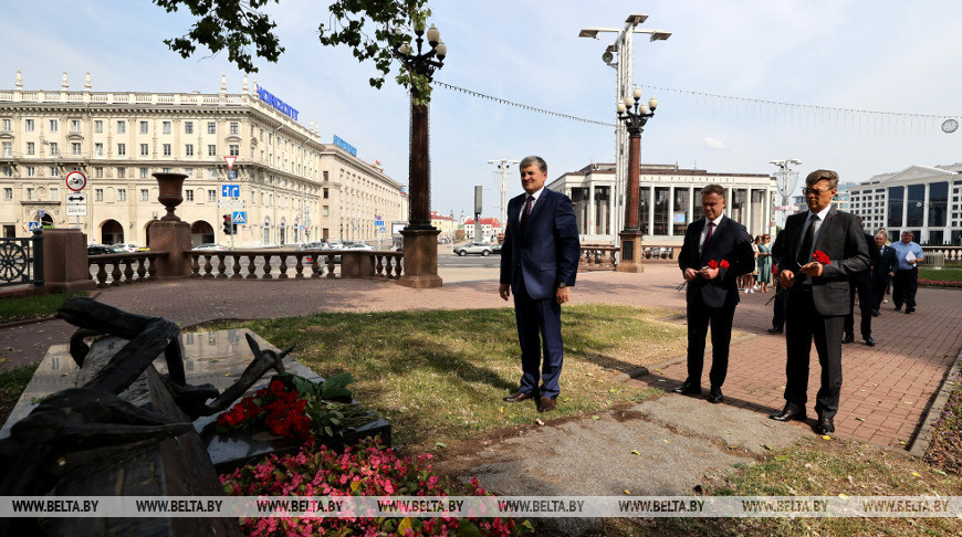 Сотрудники Администрации Президента возложили цветы к памятнику подпольщикам