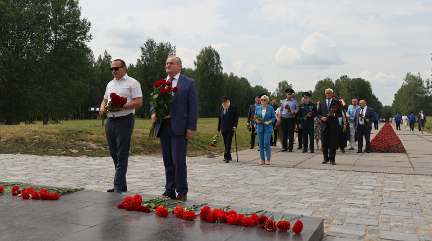 Делегация Минской области приняла участие в памятной церемонии в "Хатыни"