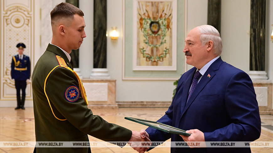 Лукашенко вручил награды выпускникам и преподавателям вузов