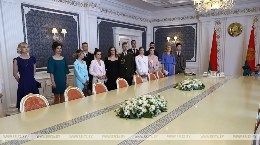 Для участников церемонии награждения провели экскурсию во Дворце Независимости