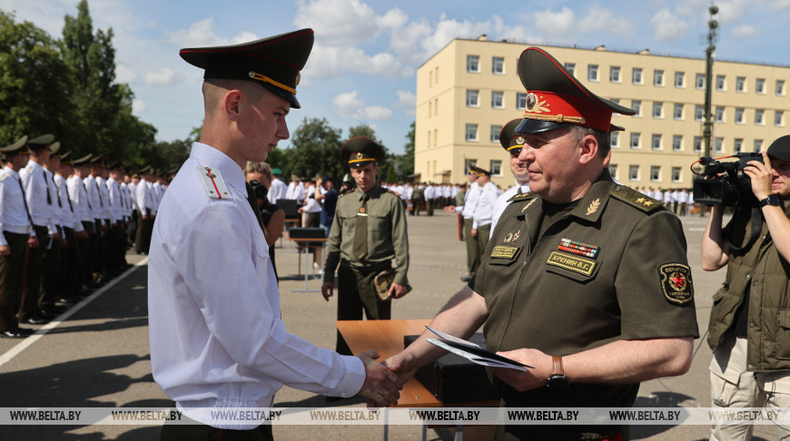Более 400 офицеров получили дипломы об окончании Военной академии Беларуси