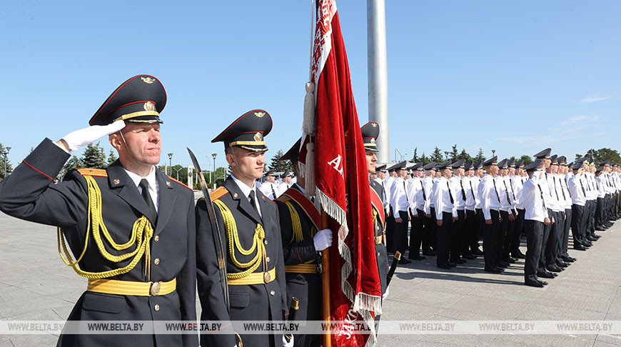 Выпуск офицеров Академии МВД состоялся на площади Госфлага в Минске