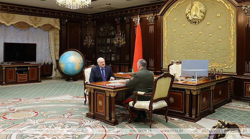 Александр Лукашенко провел рабочую встречу с министром обороны Виктором Хрениным