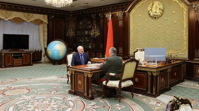Александр Лукашенко провел рабочую встречу с министром обороны Виктором Хрениным