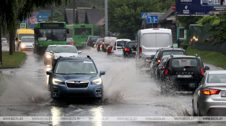 Сильный ливень затопил улицы Гомеля
