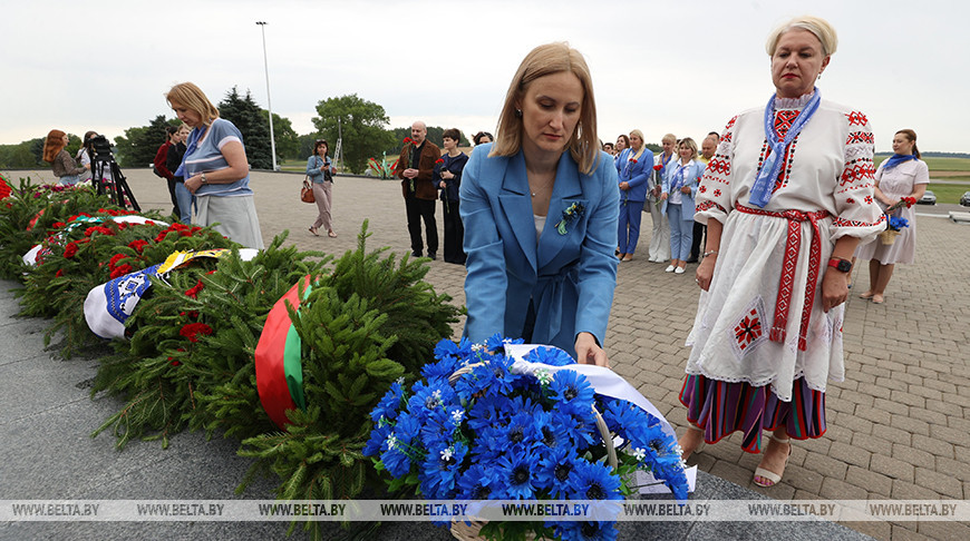 Акция нотариусов "Правовой экспресс" завершилась возложением цветов на Кургане Славы