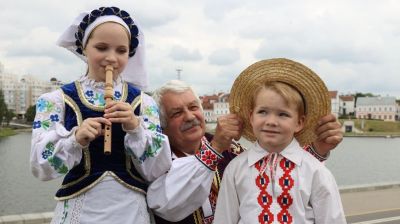 Ярмарка у Дворца спорта в Минске собрала поклонников народного творчества и туристов