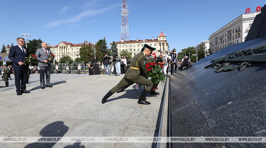 Церемония возложения цветов прошла на площади Победы в Минске