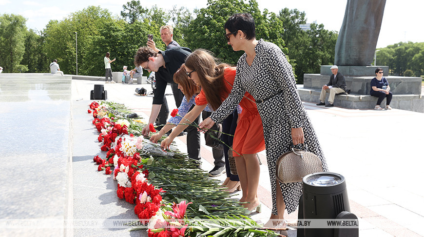 Народное возложение цветов состоялось у стелы "Минск - город-герой"
