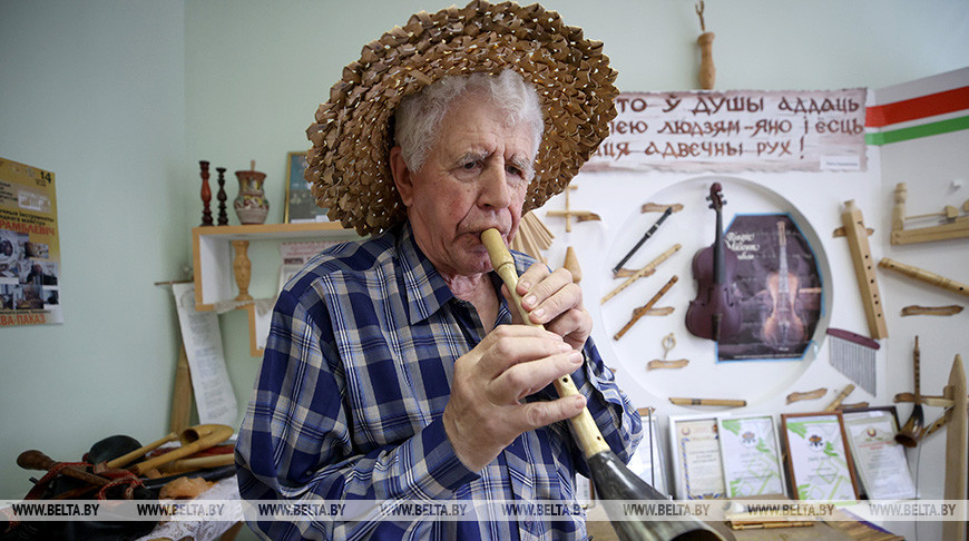 Мастер из Одельска более 30 лет создает народные музыкальные инструменты из дерева