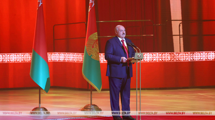 Лукашенко в День Независимости вручил госнаграды работникам культуры