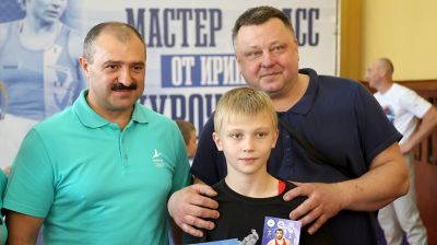 Президент НОК Беларуси встретился с юными борцами Шкловского района