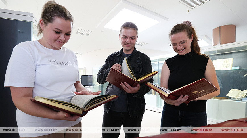 Участники взрослого конкурса "Славянского базара" побывали с экскурсией в Национальной библиотеке