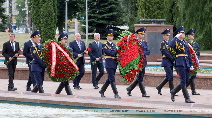 Церемония возложения цветов к Вечному огню в рамках Дня Союзного государства состоялась в Витебске