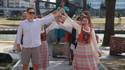 Спектакль "Беларускія вадэвілі" увидели зрители на открытой концертной площадке в Минске