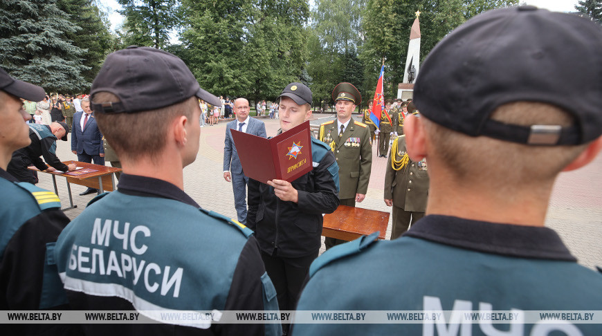 В день 170-летия пожарной службы Беларуси 48 молодых спасателей приняли присягу в Гродно