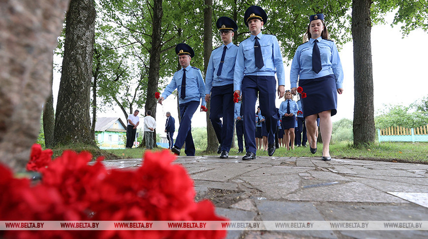 Прокурорские работники возложили цветы к монументу погибших жителей деревни Богушевичи