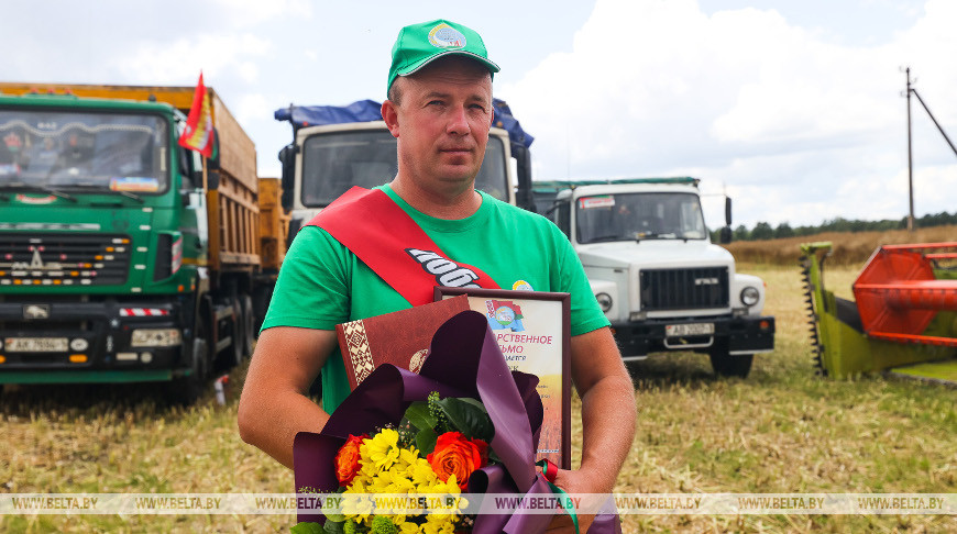 Первый водитель-двухтысячник определился на уборке урожая в Брестской области