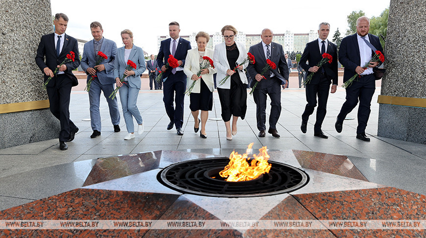 Церемония возложения венков и цветов к Вечному огню прошла в Витебске
