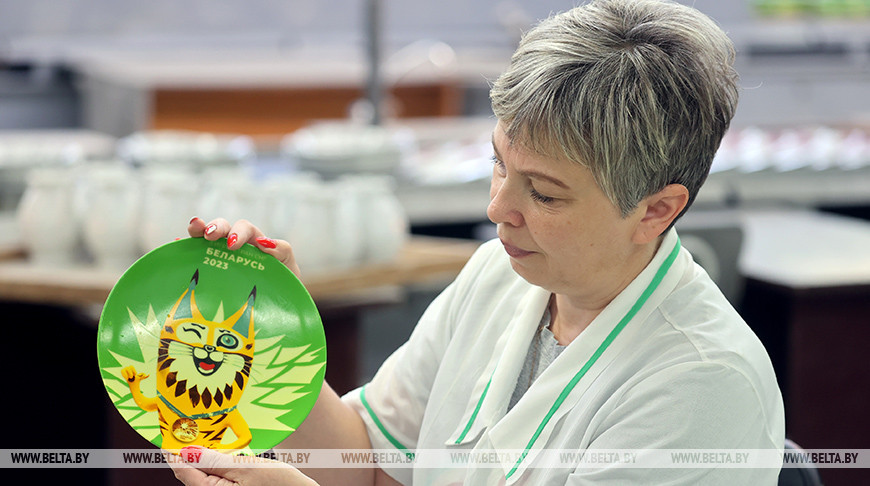 Посуда с символикой II Игр стран СНГ производится на Добрушском фарфоровом заводе