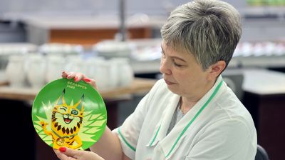 Посуда с символикой II Игр стран СНГ производится на Добрушском фарфоровом заводе
