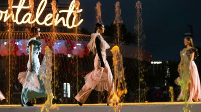 Фестиваль "LookБуг" в Бресте начался с вечернего модного показа на фонтане