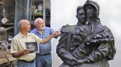 Скульптура "Влюбленные" будет встречать пассажиров на станции Богушевск