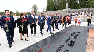 Руководители олимпийских комитетов стран СНГ возложили цветы в Хатыни