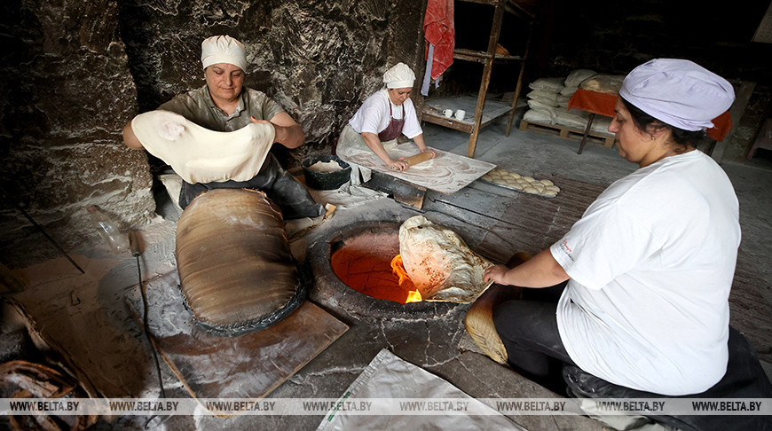 Жители села Лусакерт пекут традиционный лаваш