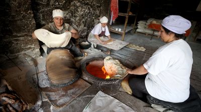 Жители села Лусакерт пекут традиционный лаваш