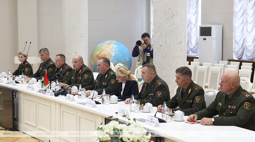 Министры обороны Беларуси и Китая провели встречу в Минске