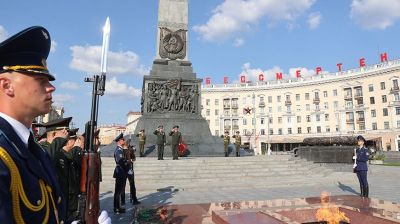 Министры обороны Беларуси и Китая возложили цветы к Вечному огню
