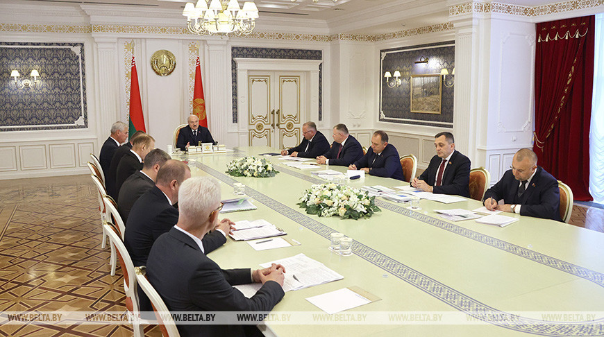 Лукашенко провел совещание по вопросам развития Витебского региона