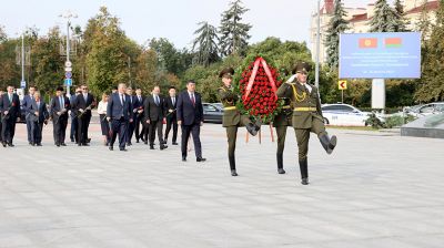 Вице-премьер Кыргызстана возложил венок к монументу Победы