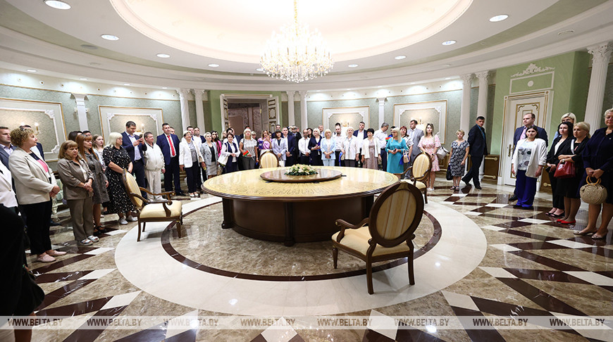 Работники предприятий химпромышленности из Полоцка и Могилева посетили Дворец Независимости