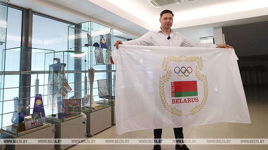 Александр Богданович передал флаг НОК в музейную экспозицию
