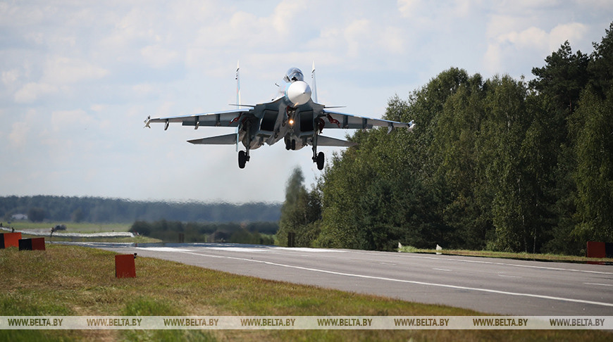 Военные летчики впервые в Беларуси посадили самолет Су-30 СМ на трассу