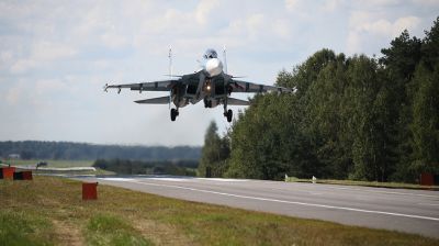 Военные летчики впервые в Беларуси посадили самолет Су-30 СМ на трассу